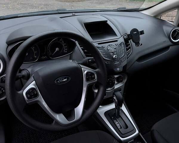 Серый Форд Фиеста, объемом двигателя 1.6 л и пробегом 99 тыс. км за 9500 $, фото 25 на Automoto.ua