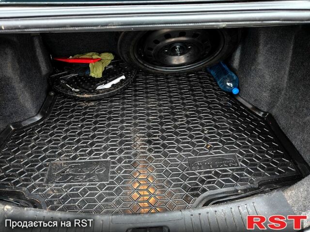 Серый Форд Фиеста, объемом двигателя 1.6 л и пробегом 132 тыс. км за 9500 $, фото 10 на Automoto.ua