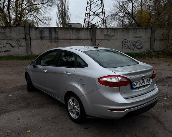 Серый Форд Фиеста, объемом двигателя 1.6 л и пробегом 99 тыс. км за 9500 $, фото 5 на Automoto.ua