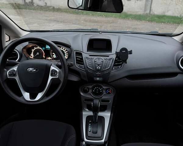 Серый Форд Фиеста, объемом двигателя 1.6 л и пробегом 99 тыс. км за 9500 $, фото 17 на Automoto.ua