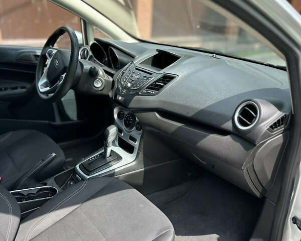 Серый Форд Фиеста, объемом двигателя 1.6 л и пробегом 139 тыс. км за 8290 $, фото 8 на Automoto.ua