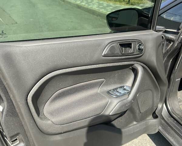 Серый Форд Фиеста, объемом двигателя 1.6 л и пробегом 163 тыс. км за 9000 $, фото 6 на Automoto.ua