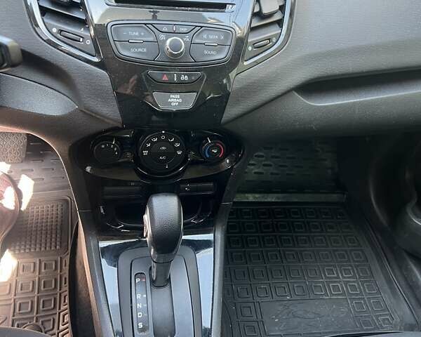 Серый Форд Фиеста, объемом двигателя 1.6 л и пробегом 163 тыс. км за 9000 $, фото 7 на Automoto.ua