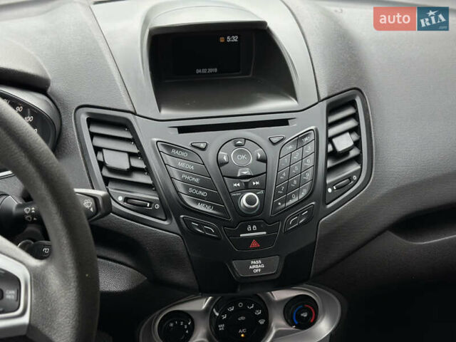 Сірий Форд Фієста, об'ємом двигуна 1.6 л та пробігом 77 тис. км за 10500 $, фото 46 на Automoto.ua