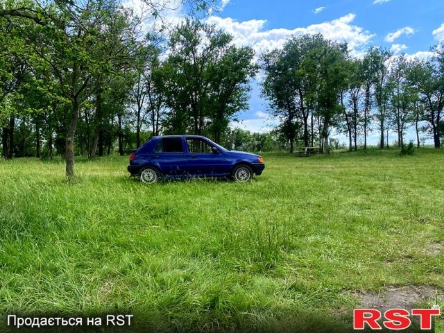 Синий Форд Фиеста, объемом двигателя 1.1 л и пробегом 200 тыс. км за 1200 $, фото 6 на Automoto.ua