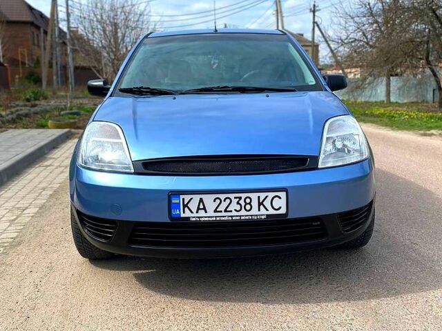 Синій Форд Фієста, об'ємом двигуна 1.4 л та пробігом 180 тис. км за 3550 $, фото 2 на Automoto.ua