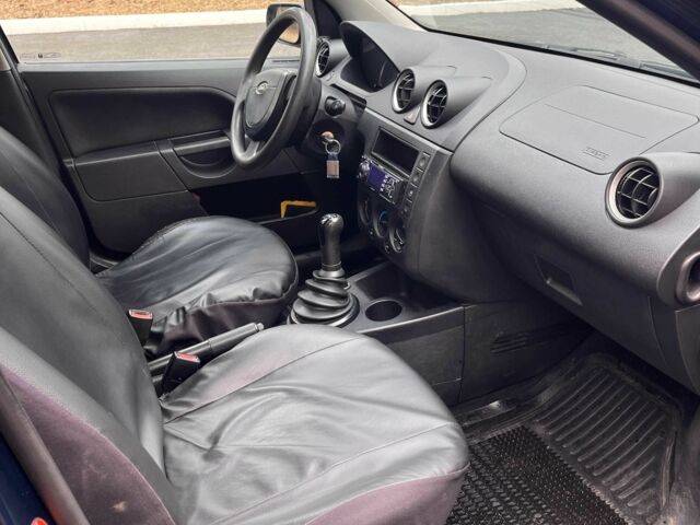 Синій Форд Фієста, об'ємом двигуна 1.4 л та пробігом 207 тис. км за 3600 $, фото 19 на Automoto.ua