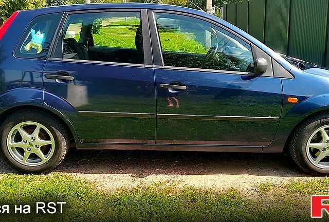 Синій Форд Фієста, об'ємом двигуна 1.3 л та пробігом 275 тис. км за 3300 $, фото 4 на Automoto.ua