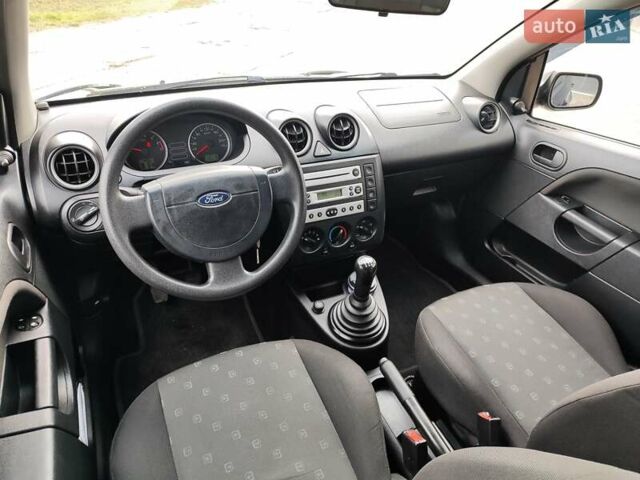 Синий Форд Фиеста, объемом двигателя 1.3 л и пробегом 130 тыс. км за 3700 $, фото 10 на Automoto.ua