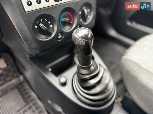 Синий Форд Фиеста, объемом двигателя 1.3 л и пробегом 175 тыс. км за 3650 $, фото 31 на Automoto.ua