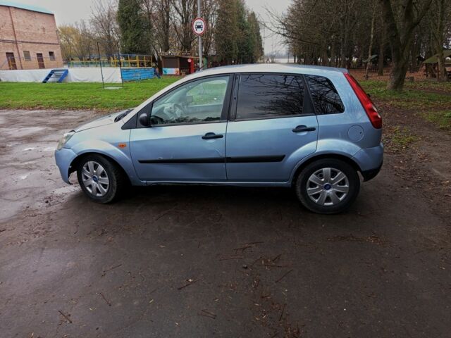 Синий Форд Фиеста, объемом двигателя 1.2 л и пробегом 300 тыс. км за 1900 $, фото 5 на Automoto.ua