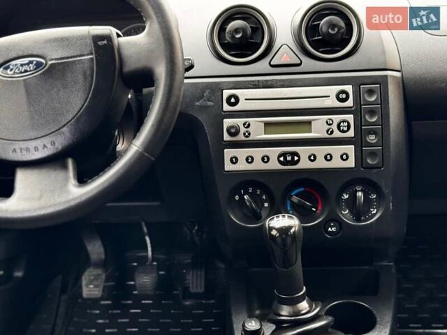 Синий Форд Фиеста, объемом двигателя 1.3 л и пробегом 175 тыс. км за 3650 $, фото 43 на Automoto.ua