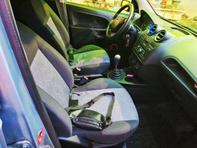 Синий Форд Фиеста, объемом двигателя 1.2 л и пробегом 300 тыс. км за 1900 $, фото 7 на Automoto.ua