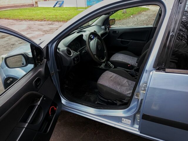 Синий Форд Фиеста, объемом двигателя 1.2 л и пробегом 300 тыс. км за 1900 $, фото 6 на Automoto.ua