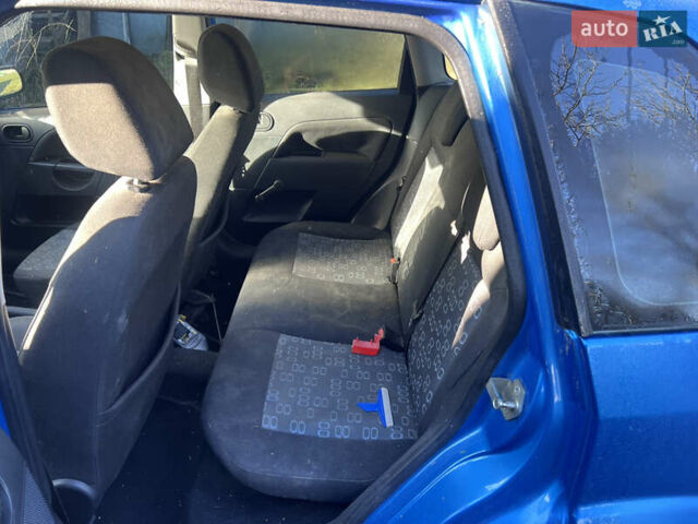 Синий Форд Фиеста, объемом двигателя 1.29 л и пробегом 225 тыс. км за 1950 $, фото 2 на Automoto.ua