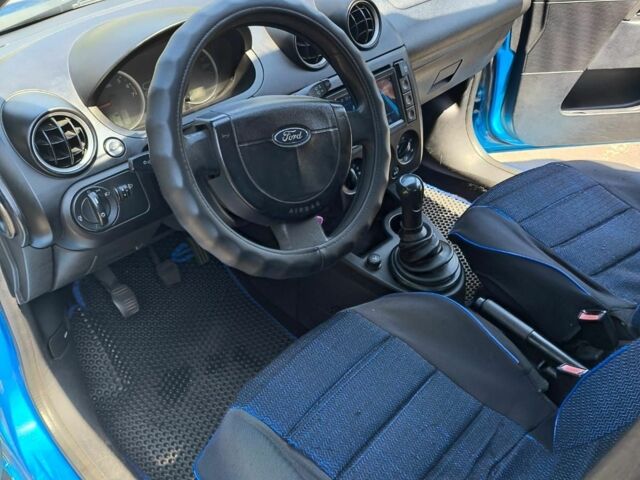 Синий Форд Фиеста, объемом двигателя 1.4 л и пробегом 182 тыс. км за 3800 $, фото 4 на Automoto.ua