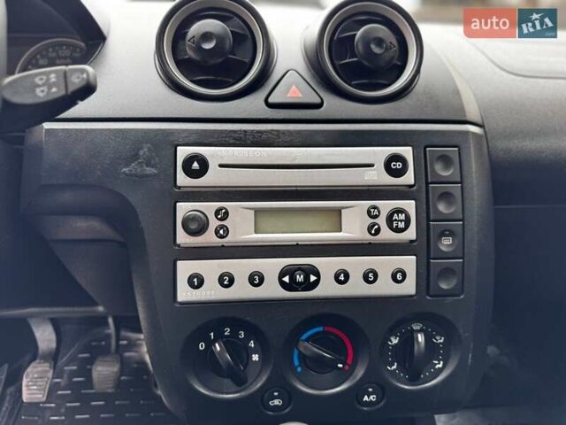 Синий Форд Фиеста, объемом двигателя 1.3 л и пробегом 175 тыс. км за 3650 $, фото 32 на Automoto.ua