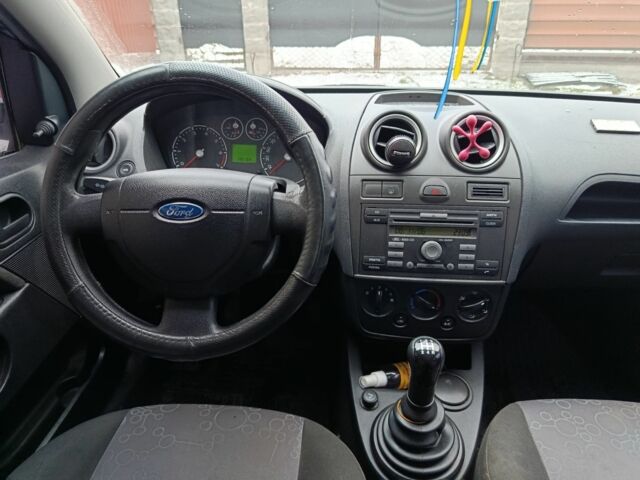Синій Форд Фієста, об'ємом двигуна 1.4 л та пробігом 199 тис. км за 3350 $, фото 5 на Automoto.ua