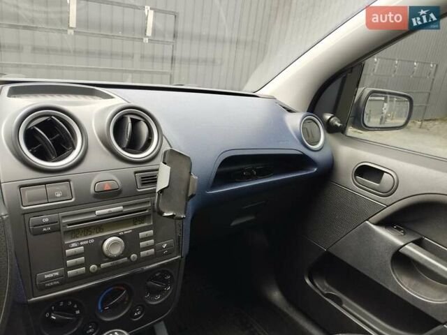 Синий Форд Фиеста, объемом двигателя 1.24 л и пробегом 156 тыс. км за 3800 $, фото 8 на Automoto.ua