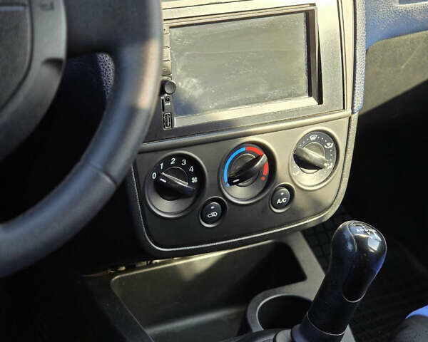 Синий Форд Фиеста, объемом двигателя 1.4 л и пробегом 224 тыс. км за 4500 $, фото 7 на Automoto.ua