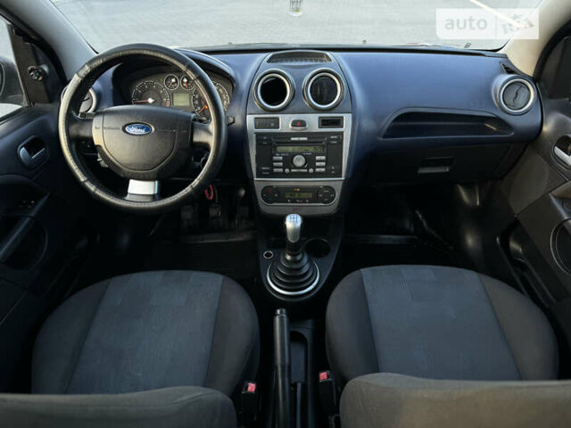 Синий Форд Фиеста, объемом двигателя 1.3 л и пробегом 180 тыс. км за 3200 $, фото 31 на Automoto.ua