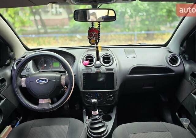 Синий Форд Фиеста, объемом двигателя 1.4 л и пробегом 256 тыс. км за 3800 $, фото 5 на Automoto.ua