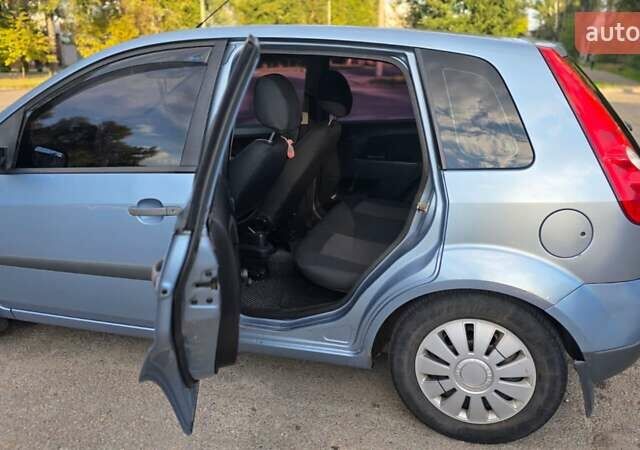 Синий Форд Фиеста, объемом двигателя 1.4 л и пробегом 256 тыс. км за 3800 $, фото 4 на Automoto.ua