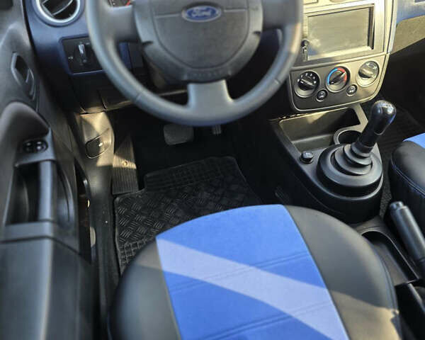 Синий Форд Фиеста, объемом двигателя 1.4 л и пробегом 224 тыс. км за 4500 $, фото 6 на Automoto.ua