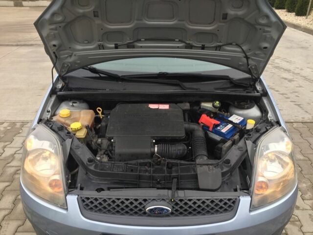 Синий Форд Фиеста, объемом двигателя 1.3 л и пробегом 240 тыс. км за 3500 $, фото 9 на Automoto.ua