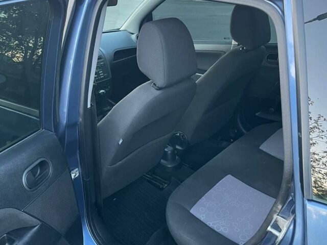 Синій Форд Фієста, об'ємом двигуна 1.2 л та пробігом 186 тис. км за 4100 $, фото 2 на Automoto.ua