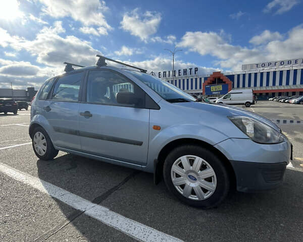 Синий Форд Фиеста, объемом двигателя 1.3 л и пробегом 170 тыс. км за 4300 $, фото 2 на Automoto.ua