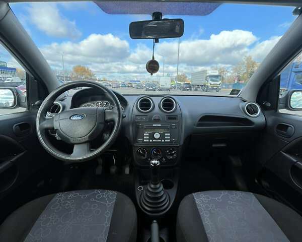 Синий Форд Фиеста, объемом двигателя 1.3 л и пробегом 170 тыс. км за 4300 $, фото 10 на Automoto.ua