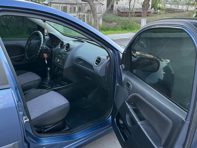 Синій Форд Фієста, об'ємом двигуна 1.2 л та пробігом 186 тис. км за 4100 $, фото 5 на Automoto.ua