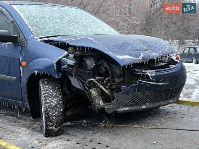 Синий Форд Фиеста, объемом двигателя 1.4 л и пробегом 270 тыс. км за 1400 $, фото 5 на Automoto.ua