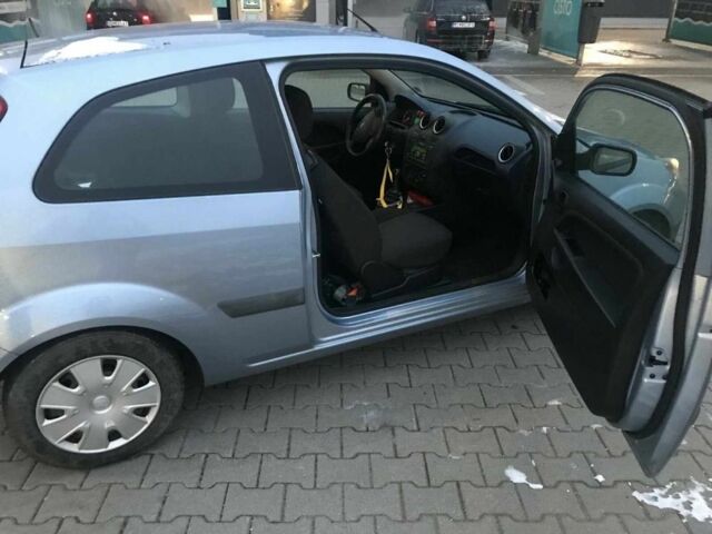 Синий Форд Фиеста, объемом двигателя 1.3 л и пробегом 240 тыс. км за 3500 $, фото 14 на Automoto.ua