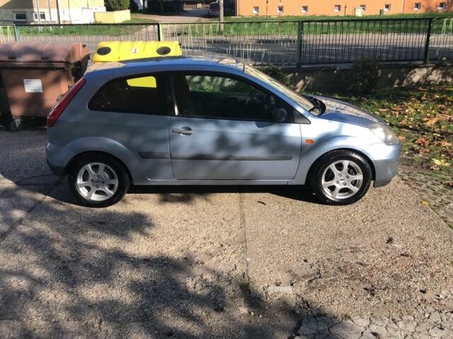 Синий Форд Фиеста, объемом двигателя 1.3 л и пробегом 240 тыс. км за 3500 $, фото 3 на Automoto.ua