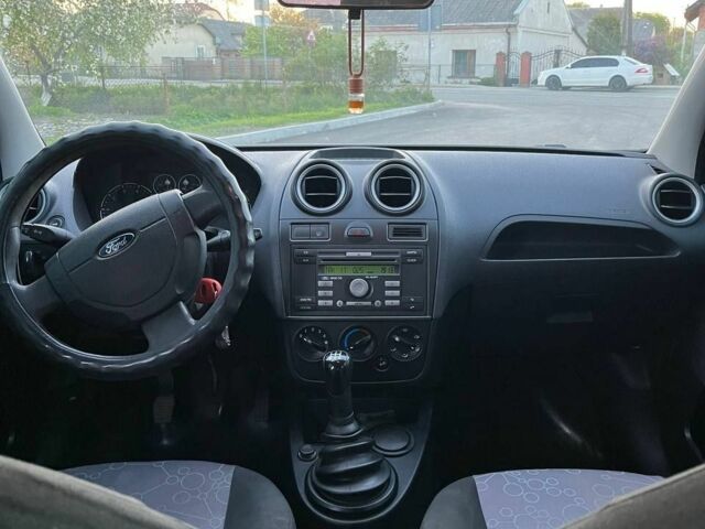 Синій Форд Фієста, об'ємом двигуна 1.2 л та пробігом 186 тис. км за 4100 $, фото 7 на Automoto.ua