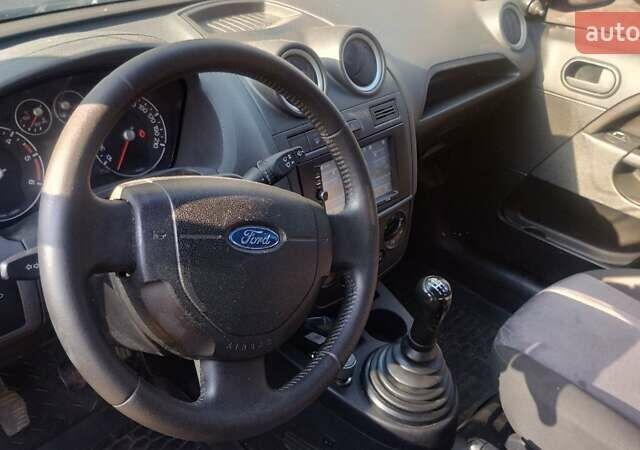 Синий Форд Фиеста, объемом двигателя 1.4 л и пробегом 226 тыс. км за 3600 $, фото 5 на Automoto.ua