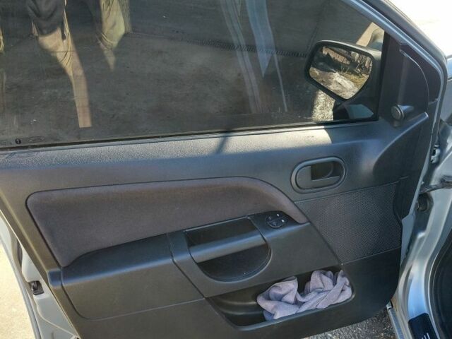 Синій Форд Фієста, об'ємом двигуна 1.3 л та пробігом 274 тис. км за 3100 $, фото 6 на Automoto.ua