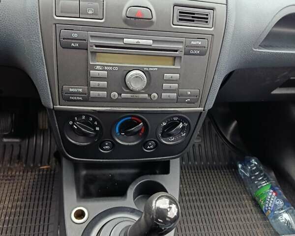 Синий Форд Фиеста, объемом двигателя 1.4 л и пробегом 300 тыс. км за 2000 $, фото 2 на Automoto.ua