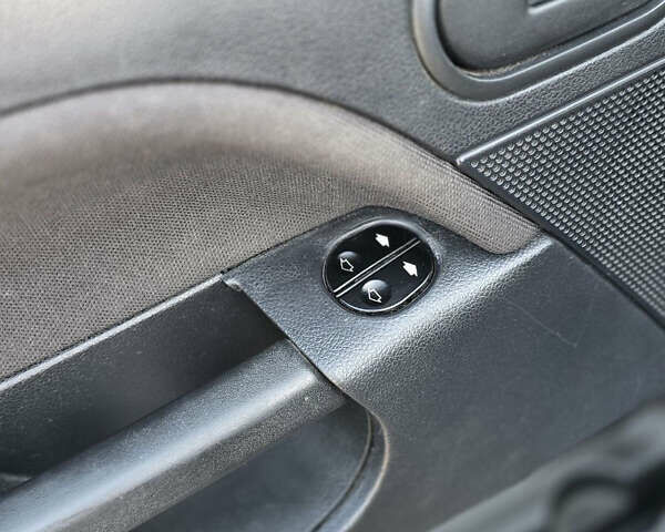 Синий Форд Фиеста, объемом двигателя 1.4 л и пробегом 224 тыс. км за 4500 $, фото 11 на Automoto.ua