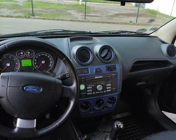 Синий Форд Фиеста, объемом двигателя 1.3 л и пробегом 200 тыс. км за 4500 $, фото 3 на Automoto.ua