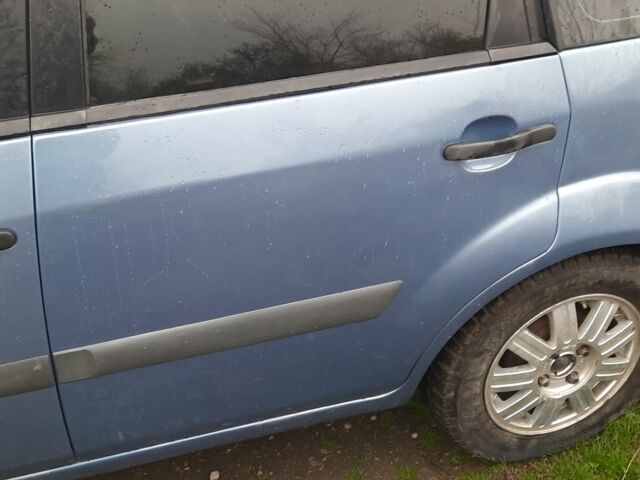 Синій Форд Фієста, об'ємом двигуна 1.3 л та пробігом 102 тис. км за 3400 $, фото 5 на Automoto.ua