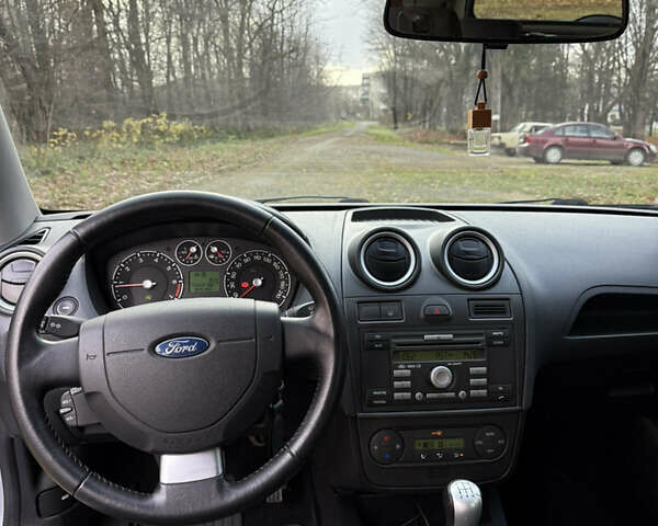 Синий Форд Фиеста, объемом двигателя 1.4 л и пробегом 155 тыс. км за 4800 $, фото 18 на Automoto.ua