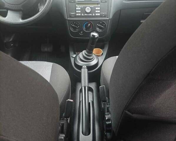 Синий Форд Фиеста, объемом двигателя 1.4 л и пробегом 139 тыс. км за 4300 $, фото 3 на Automoto.ua