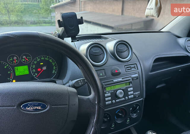 Синий Форд Фиеста, объемом двигателя 1.39 л и пробегом 215 тыс. км за 4200 $, фото 10 на Automoto.ua