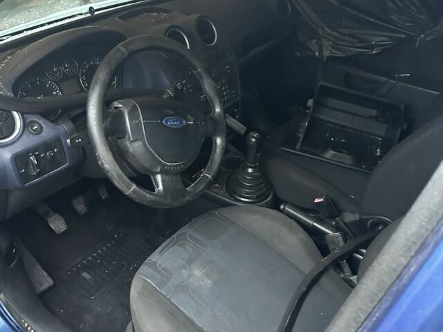 Синій Форд Фієста, об'ємом двигуна 1.4 л та пробігом 180 тис. км за 1100 $, фото 2 на Automoto.ua