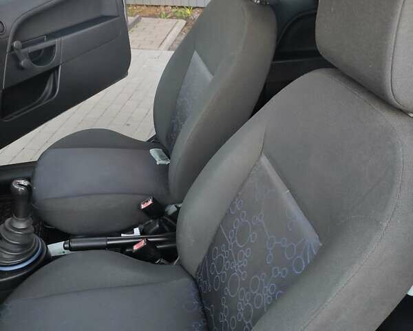 Синий Форд Фиеста, объемом двигателя 1.3 л и пробегом 200 тыс. км за 4500 $, фото 5 на Automoto.ua