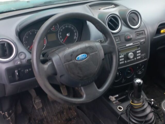 Синий Форд Фиеста, объемом двигателя 1.3 л и пробегом 340 тыс. км за 2852 $, фото 5 на Automoto.ua