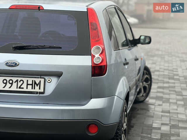Синий Форд Фиеста, объемом двигателя 1.4 л и пробегом 140 тыс. км за 3799 $, фото 2 на Automoto.ua